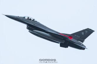 Caza F-16 de la Fuerza Aérea Argentina en vuelo durante su fase de formación