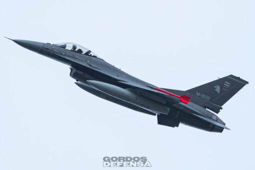 Caza F-16 de la Fuerza Aérea Argentina en vuelo durante su fase de formación