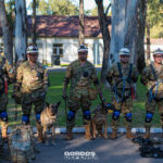 Brigadistas USAR del Ejército Argentino formados con binomios K9 antes del despliegue a Venezuela.