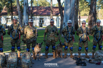 Brigadistas USAR del Ejército Argentino formados con binomios K9 antes del despliegue a Venezuela.