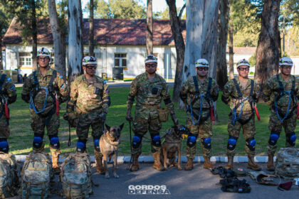 Brigadistas USAR del Ejército Argentino formados con binomios K9 antes del despliegue a Venezuela.