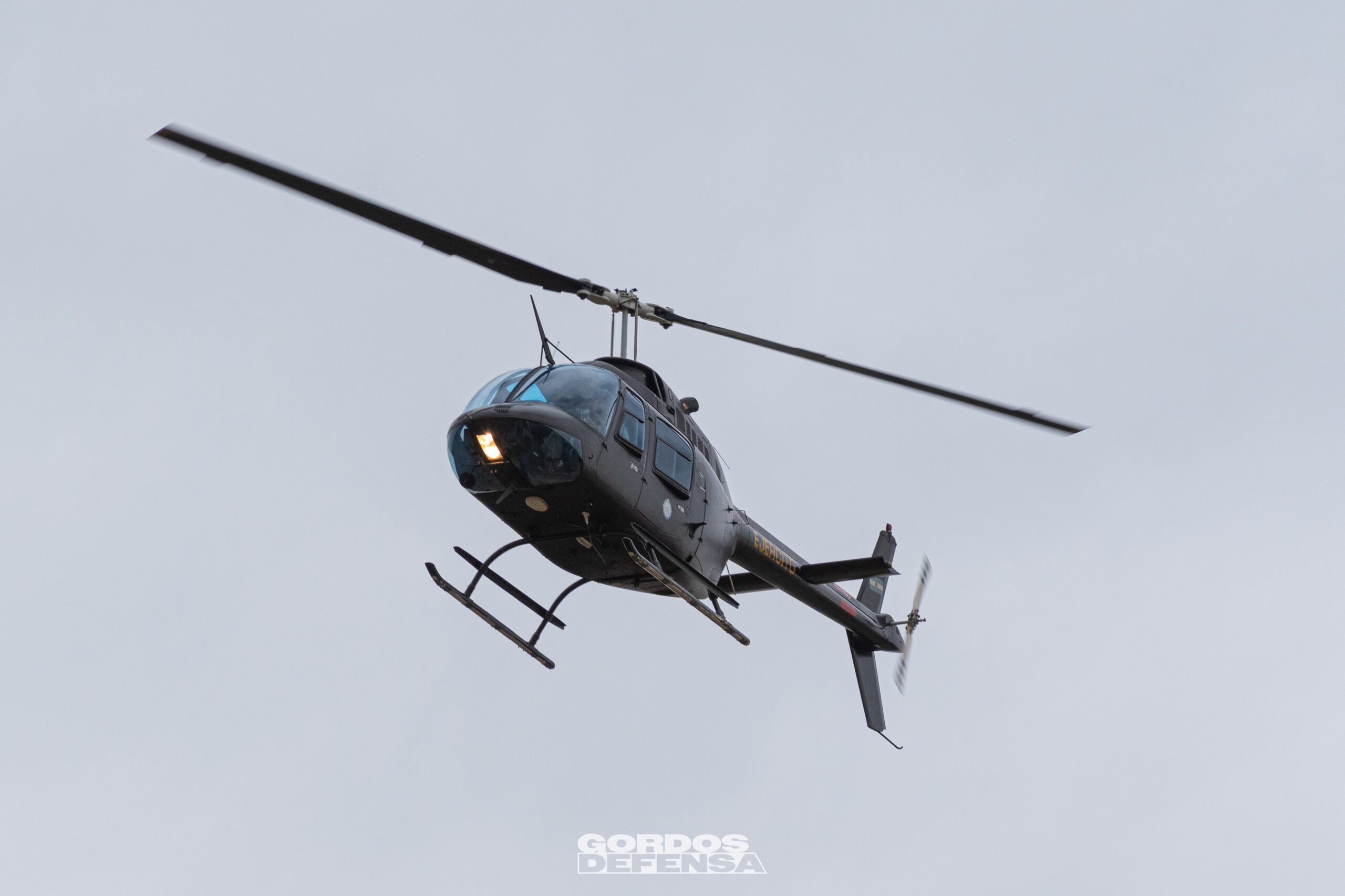 Helicóptero Bell 206 Jet Ranger de la Aviación de Ejército Argentina en vuelo