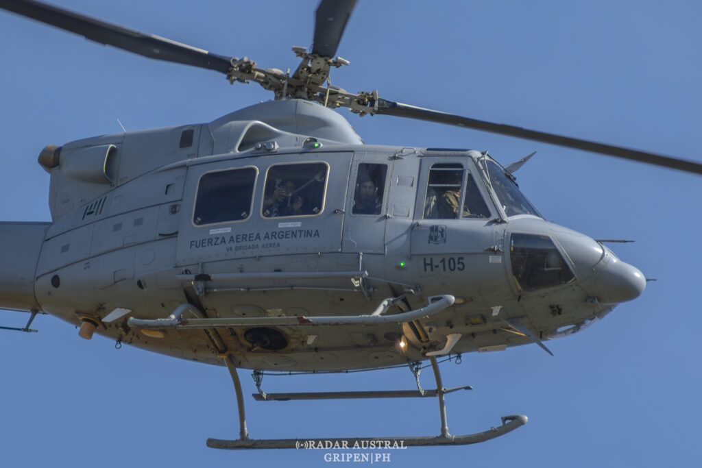 Bell 412 de la Fuerza Aérea Argentina en vuelo, plataforma de la familia evaluada para el reemplazo del UH-1H