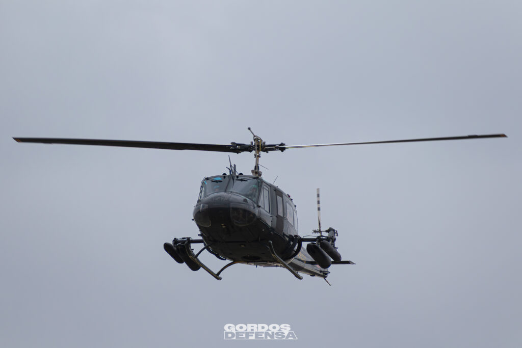 Helicóptero Bell UH-1H Huey de la Aviación de Ejército Argentina, matrícula AE-473, en vuelo.