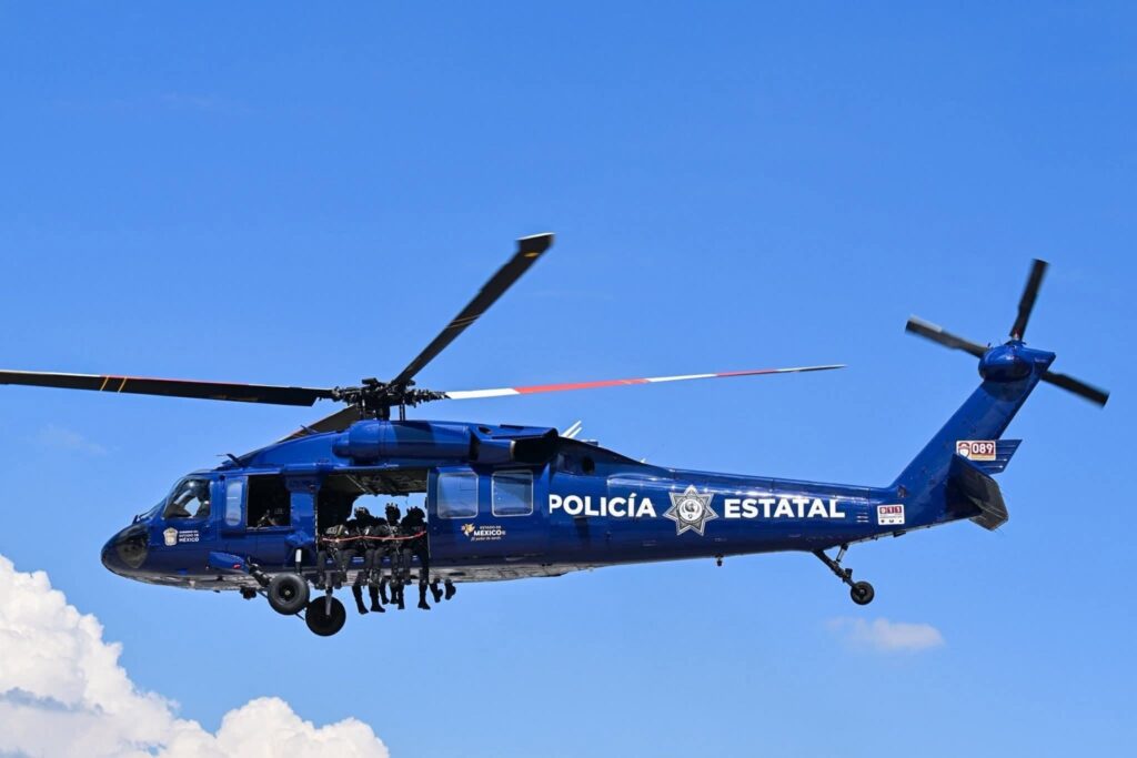 UH-60A Black Hawk de la Policía Estatal del Estado de México en vuelo con operadores tácticos