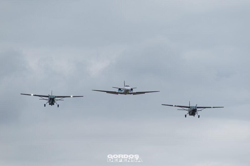 Formación de aeronaves de ala fija de la Aviación de Ejército Argentina: dos Cessna 208 Caravan y un Cessna 550 Citation en vuelo.