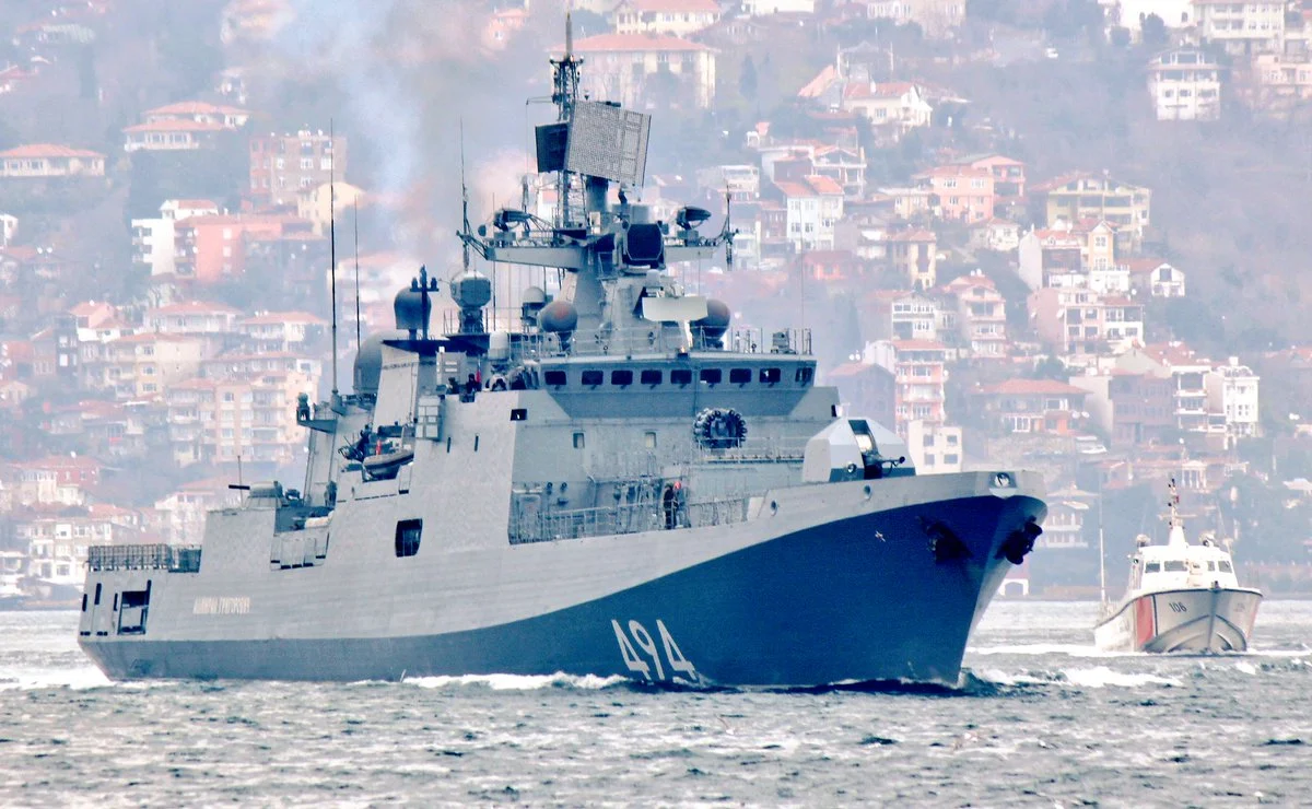 Fragata rusa Admiral Grigorovich navegando, protagonista del incidente en el Canal de la Mancha