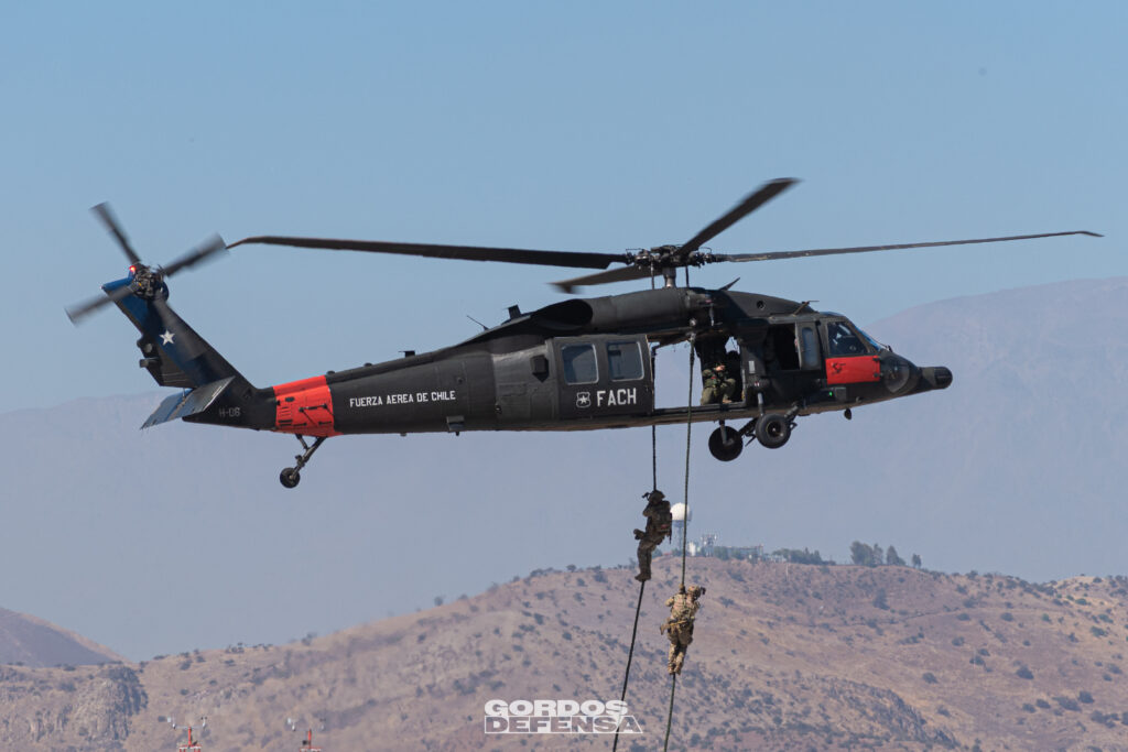UH-60 Black Hawk de la Fuerza Aérea de Chile en operación de fast-rope, candidato al reemplazo del UH-1H