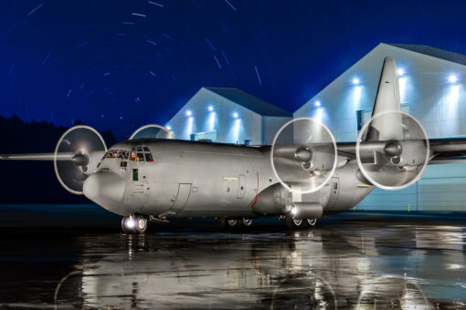 C-130J-30 Super Hércules en plataforma nocturna, el modelo del programa C-130J México