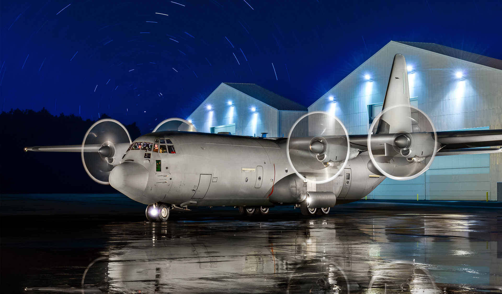 C-130J-30 Super Hércules en plataforma nocturna, el modelo del programa C-130J México