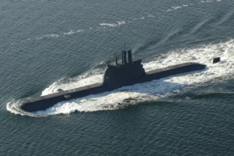 Submarino convencional construido por Hyundai Heavy Industries navegando en superficie, imagen referencial de la oferta del submarino HDS-1500 para Argentina
