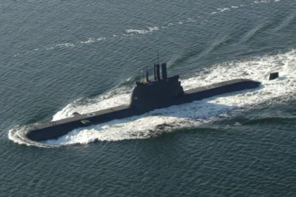 Submarino convencional construido por Hyundai Heavy Industries navegando en superficie, imagen referencial de la oferta del submarino HDS-1500 para Argentina