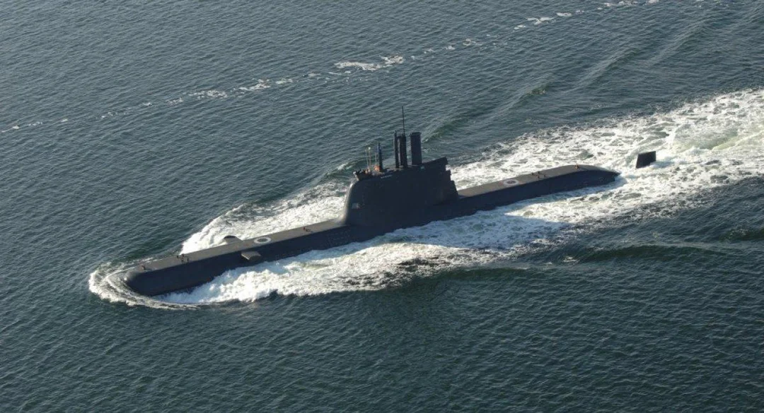 Submarino convencional construido por Hyundai Heavy Industries navegando en superficie, imagen referencial de la oferta del submarino HDS-1500 para Argentina