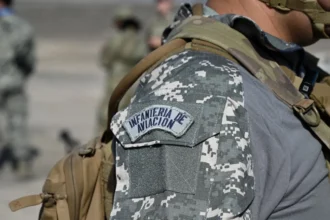 Parche de Infantería de Aviación de la FACH durante entrenamiento de combate urbano OTAN en Salitre 2026