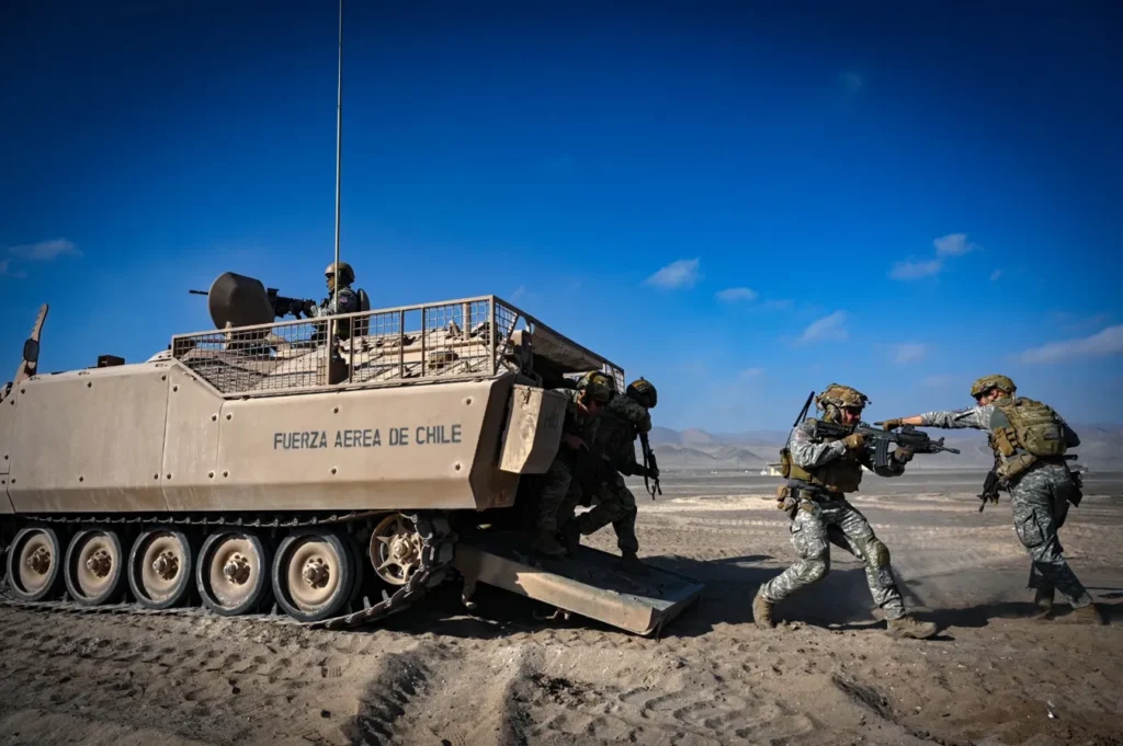 Tropas de FACH y USAF desembarcan de vehículo blindado Marder durante Salitre 2026