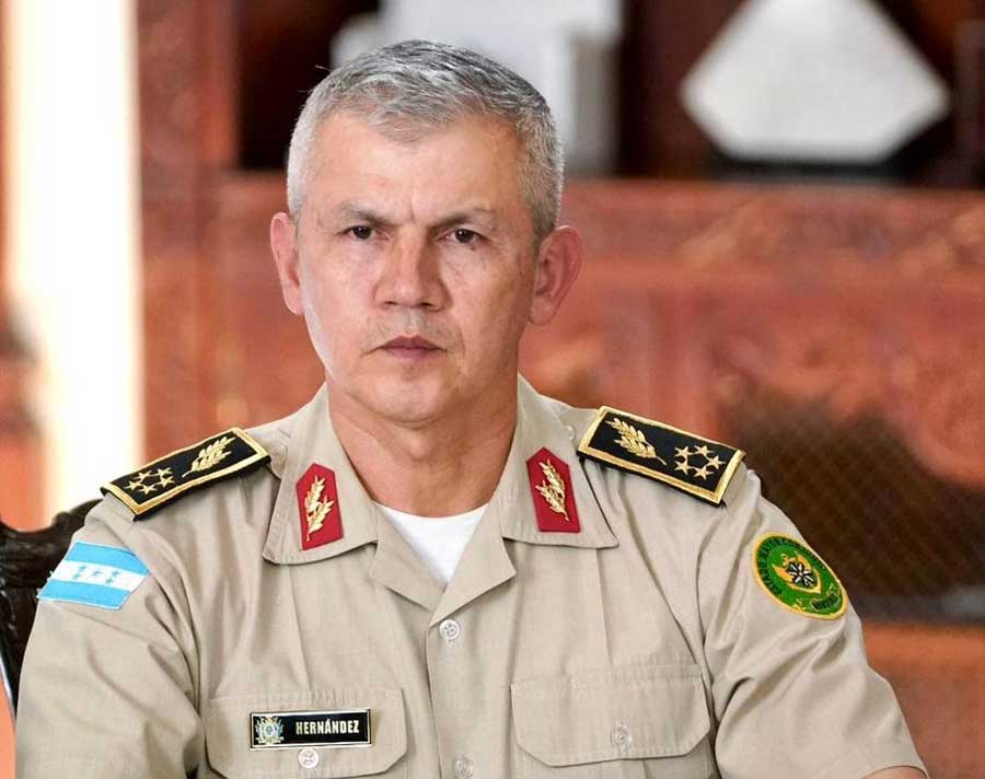 Roosevelt Hernández en uniforme de servicio durante un acto oficial, señalado por injerencia militar en Honduras