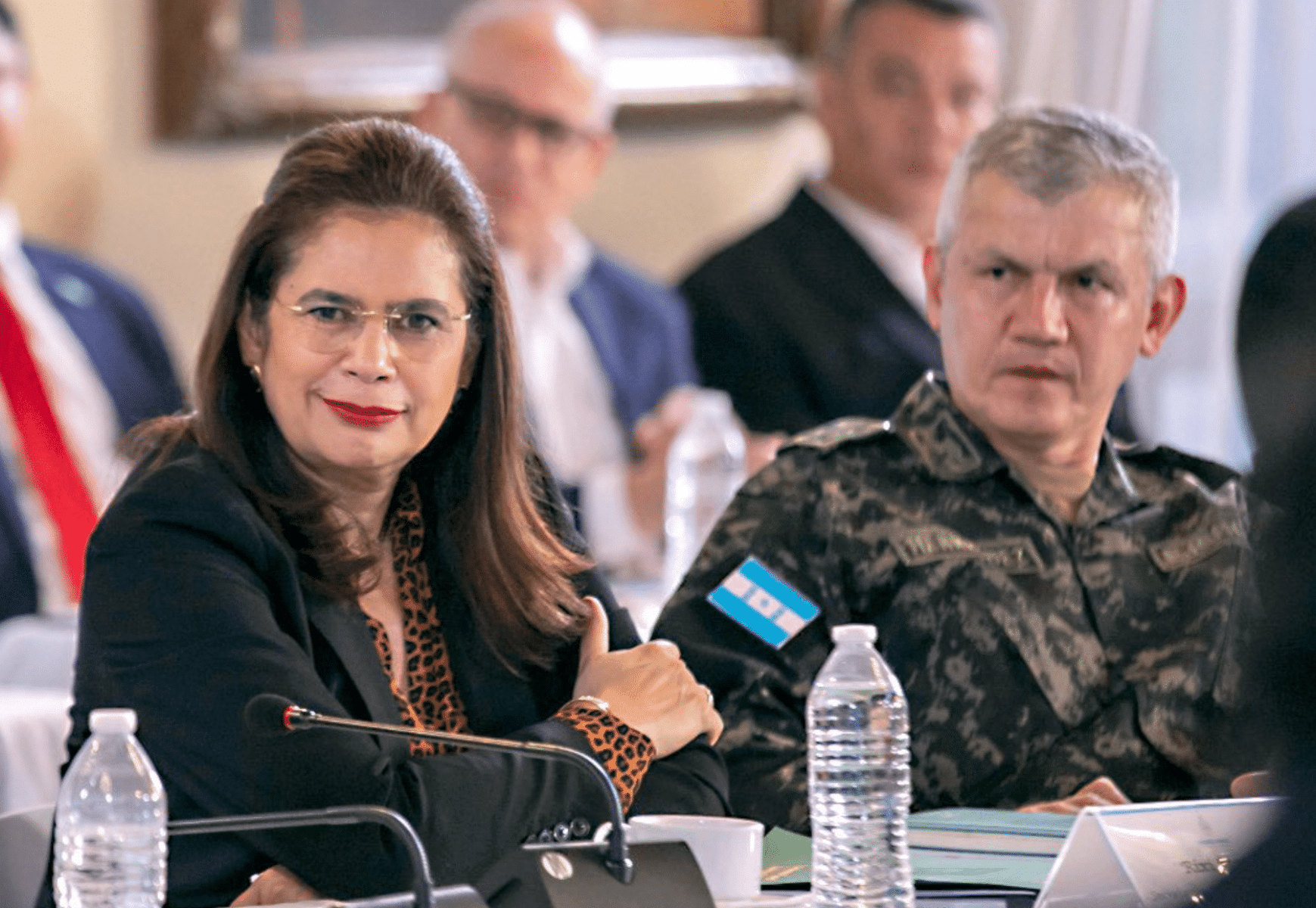 Rixi Moncada y Roosevelt Hernández sentados juntos en un acto oficial en Honduras