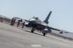 F-16 Fighting Falcon de la Fuerza Aérea de Chile armado y en plataforma durante el Ejercicio Salitre 2026 en el Desierto de Atacama.