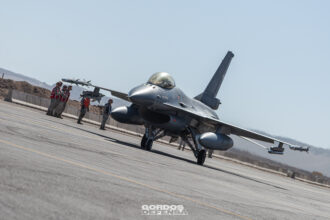 F-16 Fighting Falcon de la Fuerza Aérea de Chile armado y en plataforma durante el Ejercicio Salitre 2026 en el Desierto de Atacama.