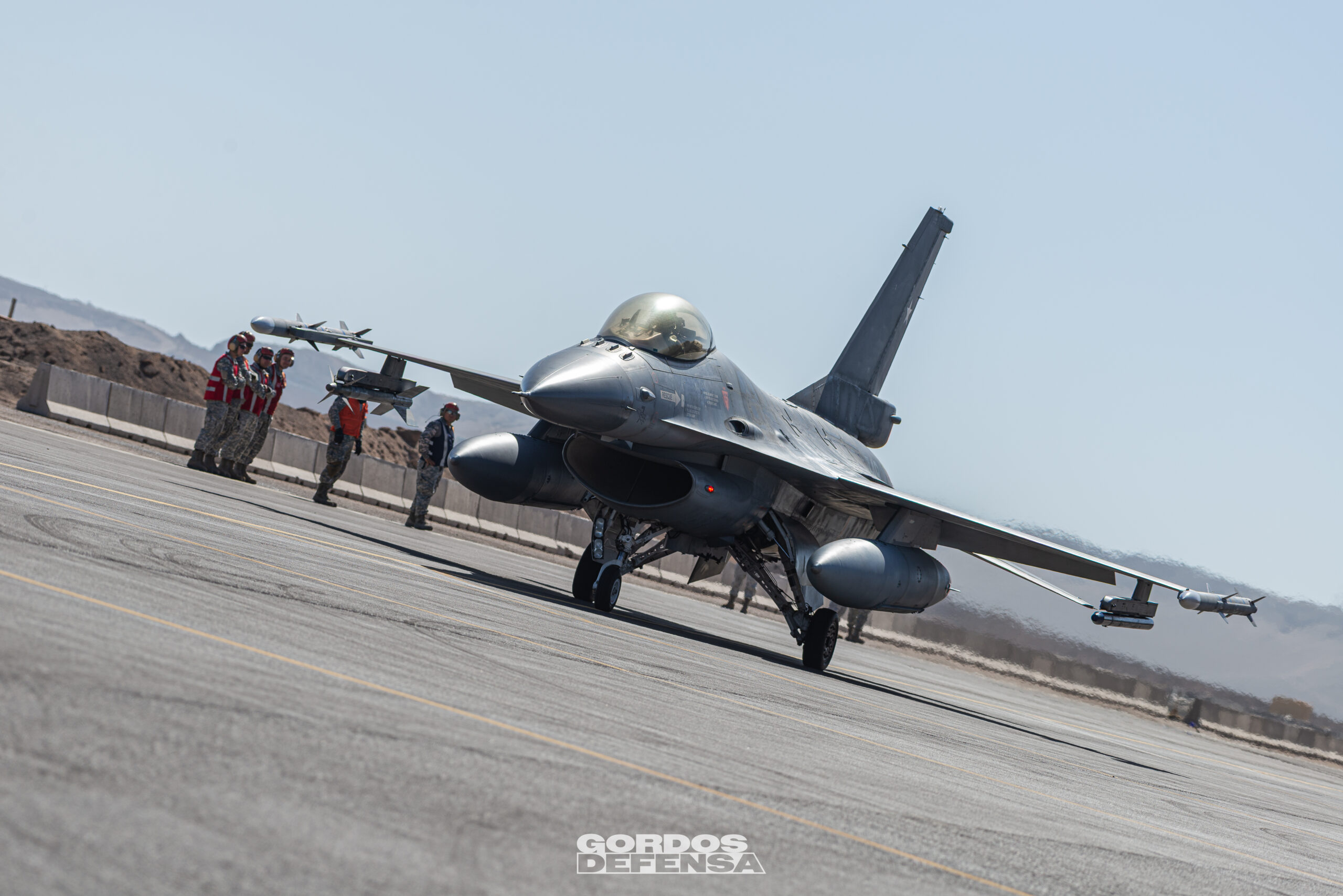 F-16 Fighting Falcon de la Fuerza Aérea de Chile armado y en plataforma durante el Ejercicio Salitre 2026 en el Desierto de Atacama.