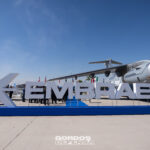 KC-390 Millennium en el stand de Embraer durante FIDAE 2026, el avión que Colombia compró para la FAC por orden de Petro.