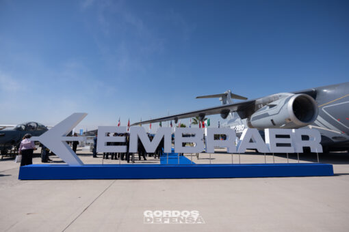 KC-390 Millennium en el stand de Embraer durante FIDAE 2026, el avión que Colombia compró para la FAC por orden de Petro.