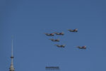 Formación de seis F-16 Fighting Falcon de la Fuerza Aérea Argentina sobrevolando Buenos Aires en diciembre de 2025