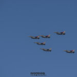 Formación de seis F-16 Fighting Falcon de la Fuerza Aérea Argentina sobrevolando Buenos Aires en diciembre de 2025