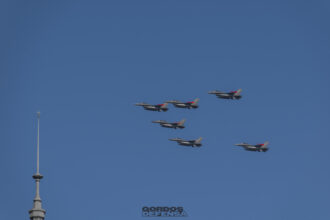 Formación de seis F-16 Fighting Falcon de la Fuerza Aérea Argentina sobrevolando Buenos Aires en diciembre de 2025