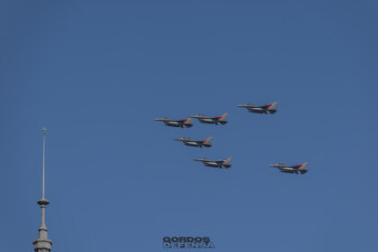 Formación de seis F-16 Fighting Falcon de la Fuerza Aérea Argentina sobrevolando Buenos Aires en diciembre de 2025