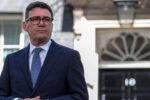 Andy Burnham, primer ministro del Reino Unido, frente al número 10 de Downing Street