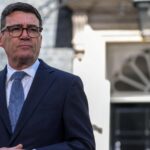 Andy Burnham, primer ministro del Reino Unido, frente al número 10 de Downing Street