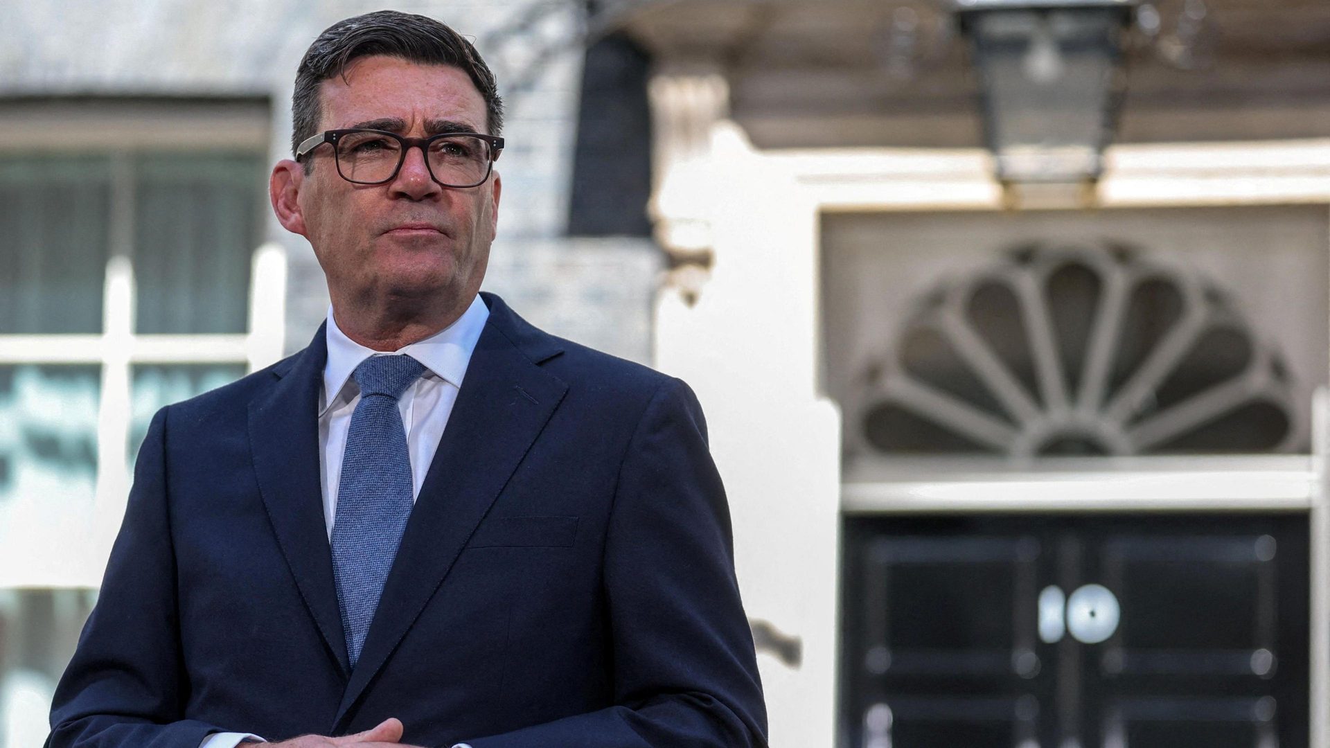Andy Burnham, primer ministro del Reino Unido, frente al número 10 de Downing Street