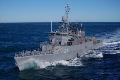 Corbeta ARA Espora P-41 clase MEKO 140 de la Armada Argentina navegando en el Mar Argentino