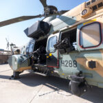 Detalle del AS532 Cougar H-288 del Ejército de Chile con ametralladoras de puerta y ventanilla y torreta electroóptica en FIDAE 2026
