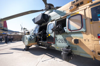 Detalle del AS532 Cougar H-288 del Ejército de Chile con ametralladoras de puerta y ventanilla y torreta electroóptica en FIDAE 2026