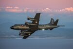 P-3ACH Orion de la aviación naval chilena en vuelo sobre la costa del Pacífico