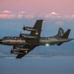 P-3ACH Orion de la aviación naval chilena en vuelo sobre la costa del Pacífico