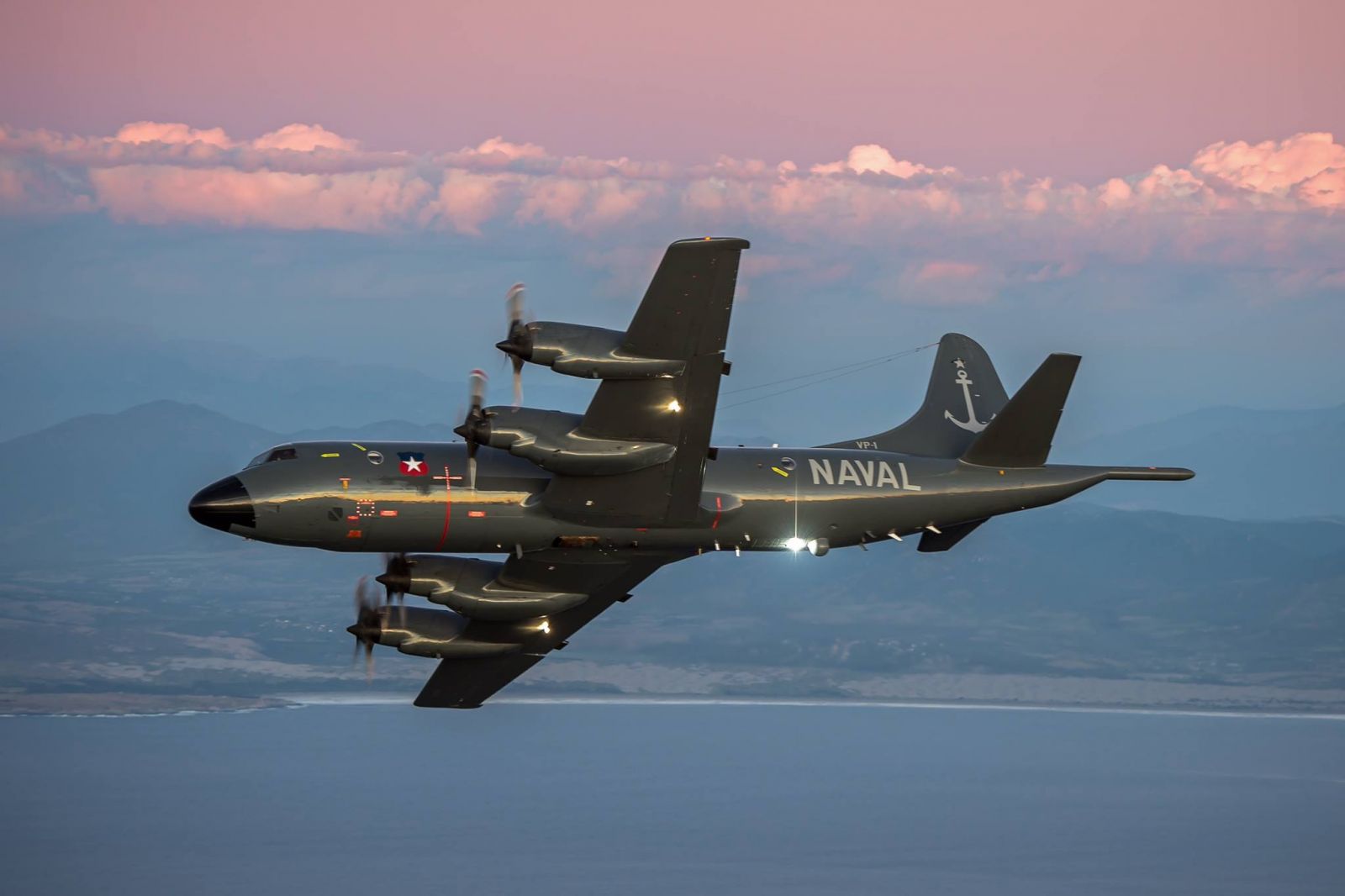 P-3ACH Orion de la aviación naval chilena en vuelo sobre la costa del Pacífico
