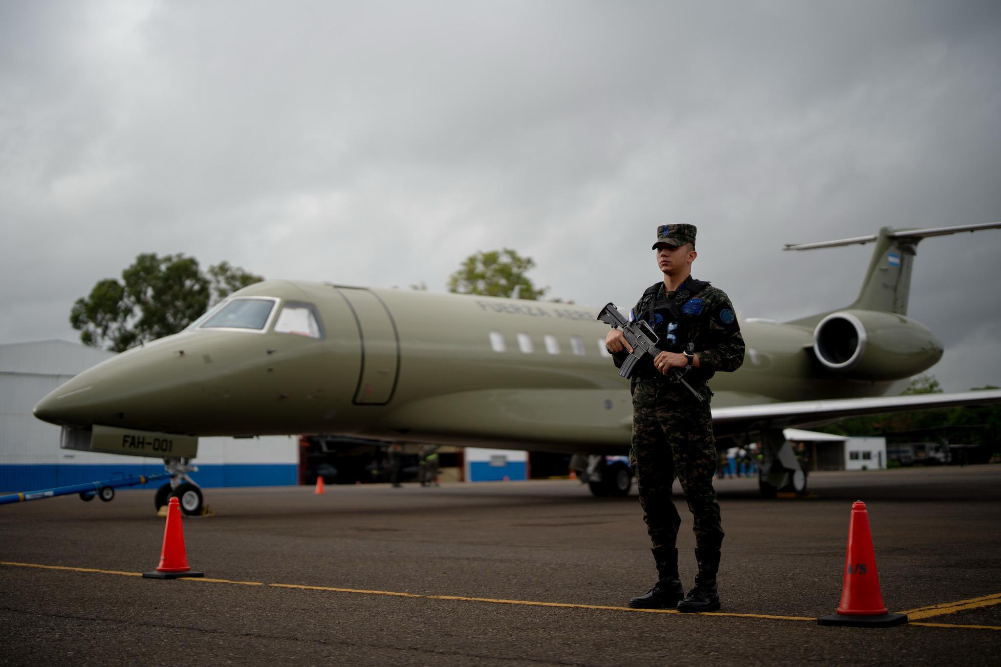 Soldado hondureño custodia el FAH-001 antes de la subasta por la venta del avión presidencial de Honduras en Tegucigalpa.