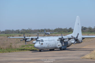 C-130 Hércules TC-64 de la Fuerza Aérea Argentina en rodaje con otro Hércules al fondo