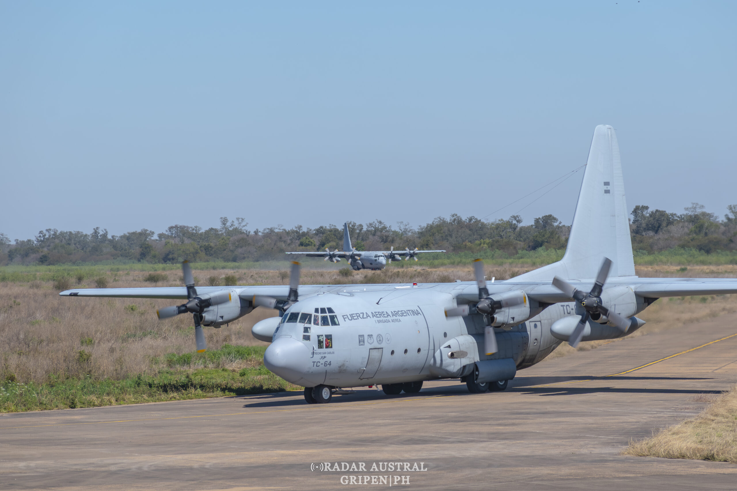 C-130 Hércules TC-64 de la Fuerza Aérea Argentina en rodaje con otro Hércules al fondo