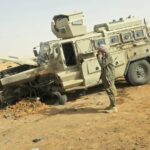 Vehículo blindado destruido tras la emboscada rebelde en el norte de Mali, con combatientes insurgentes