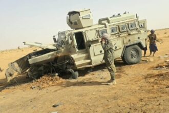 Vehículo blindado destruido tras la emboscada rebelde en el norte de Mali, con combatientes insurgentes