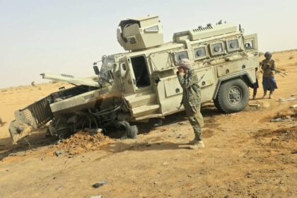 Vehículo blindado destruido tras la emboscada rebelde en el norte de Mali, con combatientes insurgentes