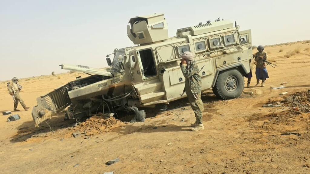 Vehículo blindado destruido tras la emboscada rebelde en el norte de Mali, con combatientes insurgentes
