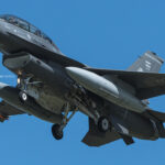 F-16 de la Fuerza Aérea Argentina en aproximación final con tren desplegado y escarapela nacional en la deriva