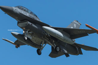 F-16 de la Fuerza Aérea Argentina en aproximación final con tren desplegado y escarapela nacional en la deriva