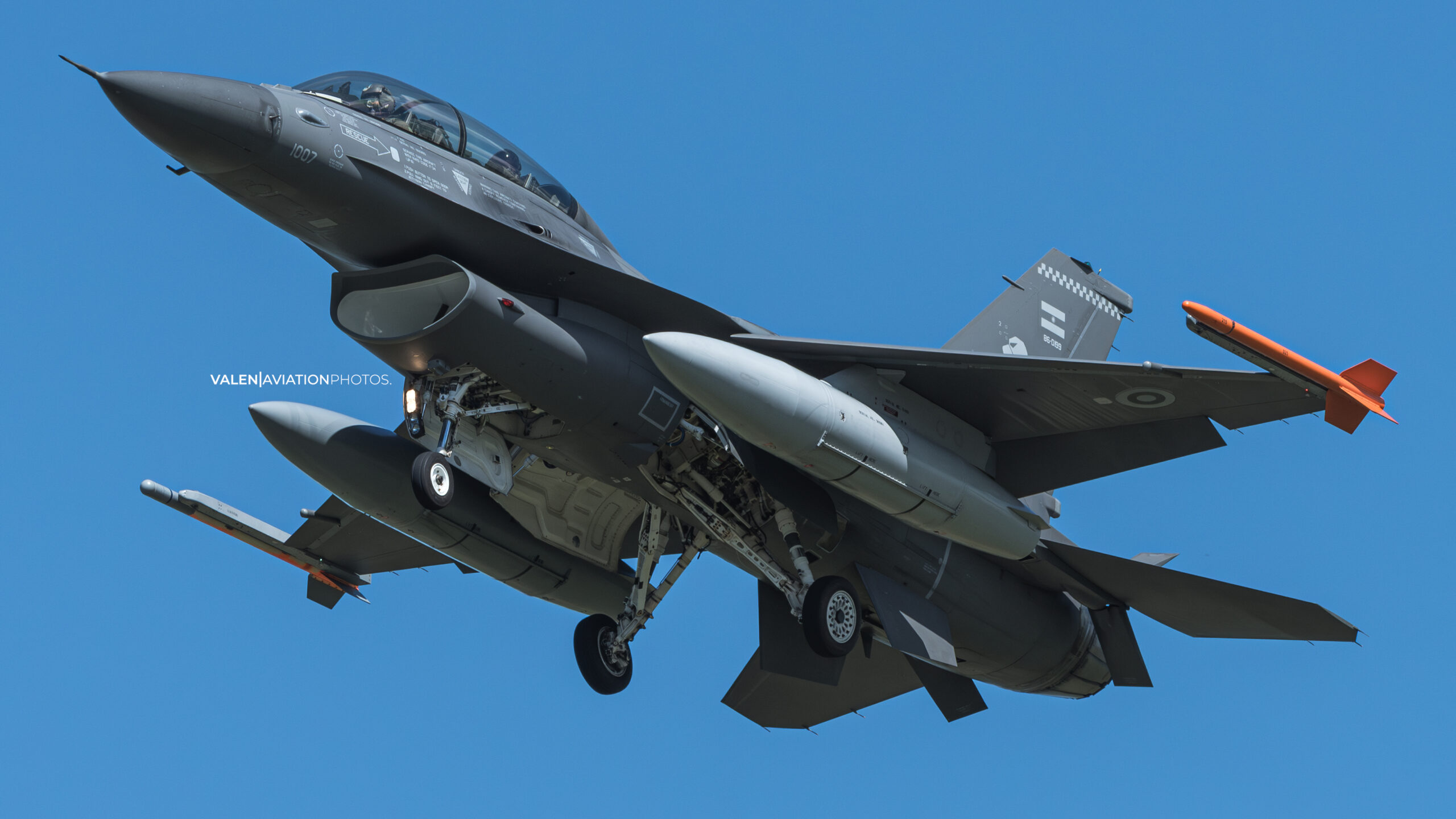 F-16 de la Fuerza Aérea Argentina en aproximación final con tren desplegado y escarapela nacional en la deriva