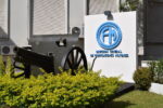 Cartel de la Dirección General de Fabricaciones Militares con un cañón de artillería histórico en primer plano